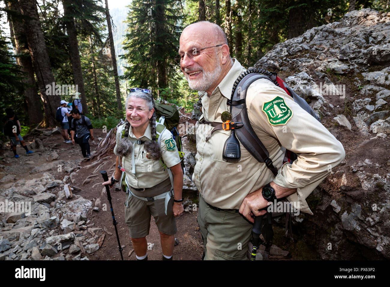 WA 14851-00 ... WASHINGTON - Forest Service Freiwillige Jane-Ellen Ellen Seymour und John Frühling auf dem Schnee Seen Trail in den Berg Baker-Snoqualmie Nat Stockfoto