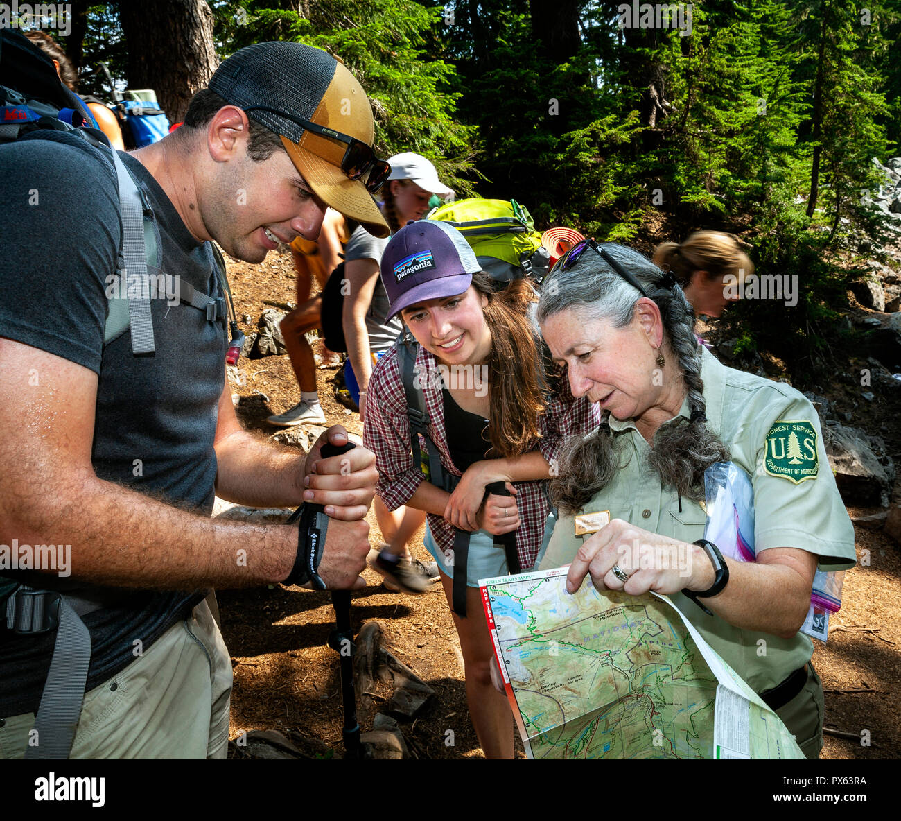 WA 14857-00 ... WASHINGTON - National Forest Service Freiwillige Jane-Ellen Avery Seymour zeigt Backpackers alternitive Camping von Standorten auf einer Karte entlang Sn Stockfoto