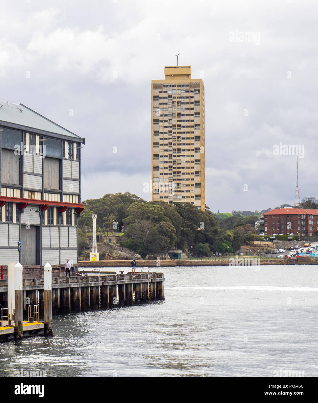Blues point Tower Residential Tower und Ende der Pier 2/3 Walsh Bay Kais Revier Sydney, NSW, Australien. Stockfoto