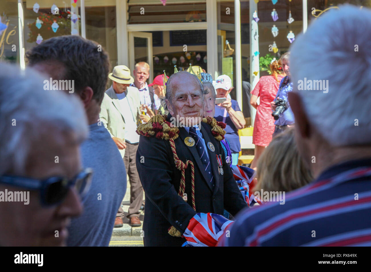 Eine Person mit einer Maske von Prinz Philip am Lafrowda Festival von St. Just in Penwith, Cornwall, England, Großbritannien Stockfoto