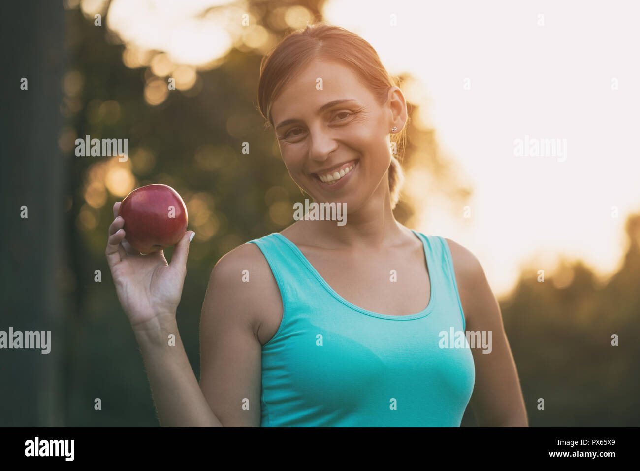Schöne sportliche Frau essen Apple nach Übung. Stockfoto