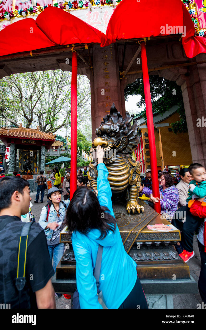 Das Berühren der Drache für gutes Glück an Sik Sik Yuen Wong Tai Sin Tempel, Kowloon, Hong Kong, China. Stockfoto