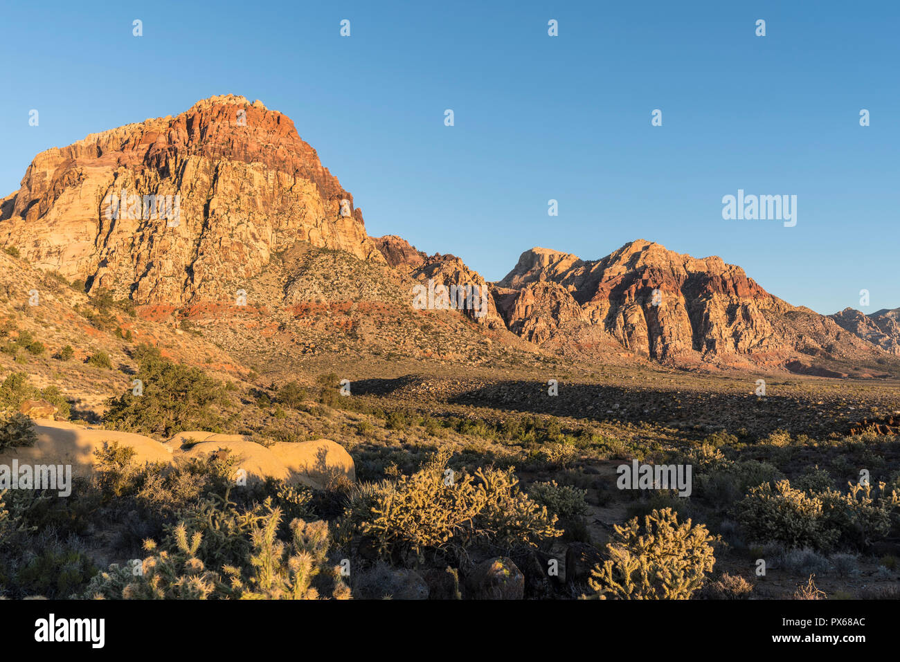 Morgen Licht auf Mt Wilson und Rainbow Mountain im Red Rock Canyon National Conservation Area. Ein beliebtes natürliches Gebiet 20 km von Las Vegas, Nevada Stockfoto