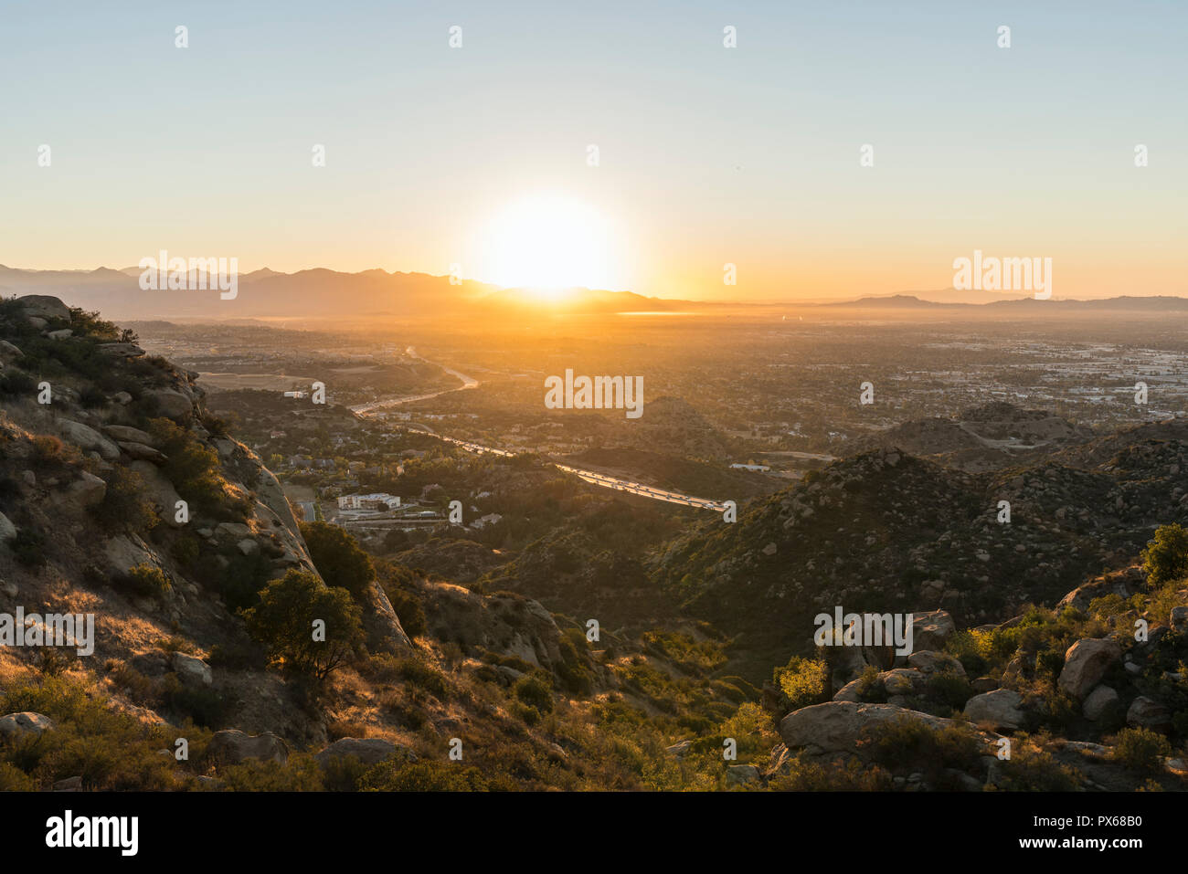 Los Angeles sunrise Ansicht von Porter Ranch und den 118 Freeway im San Fernando Valley. Die San Gabriel Mountains, Burbank und North Hollywood, Kalifornien Stockfoto