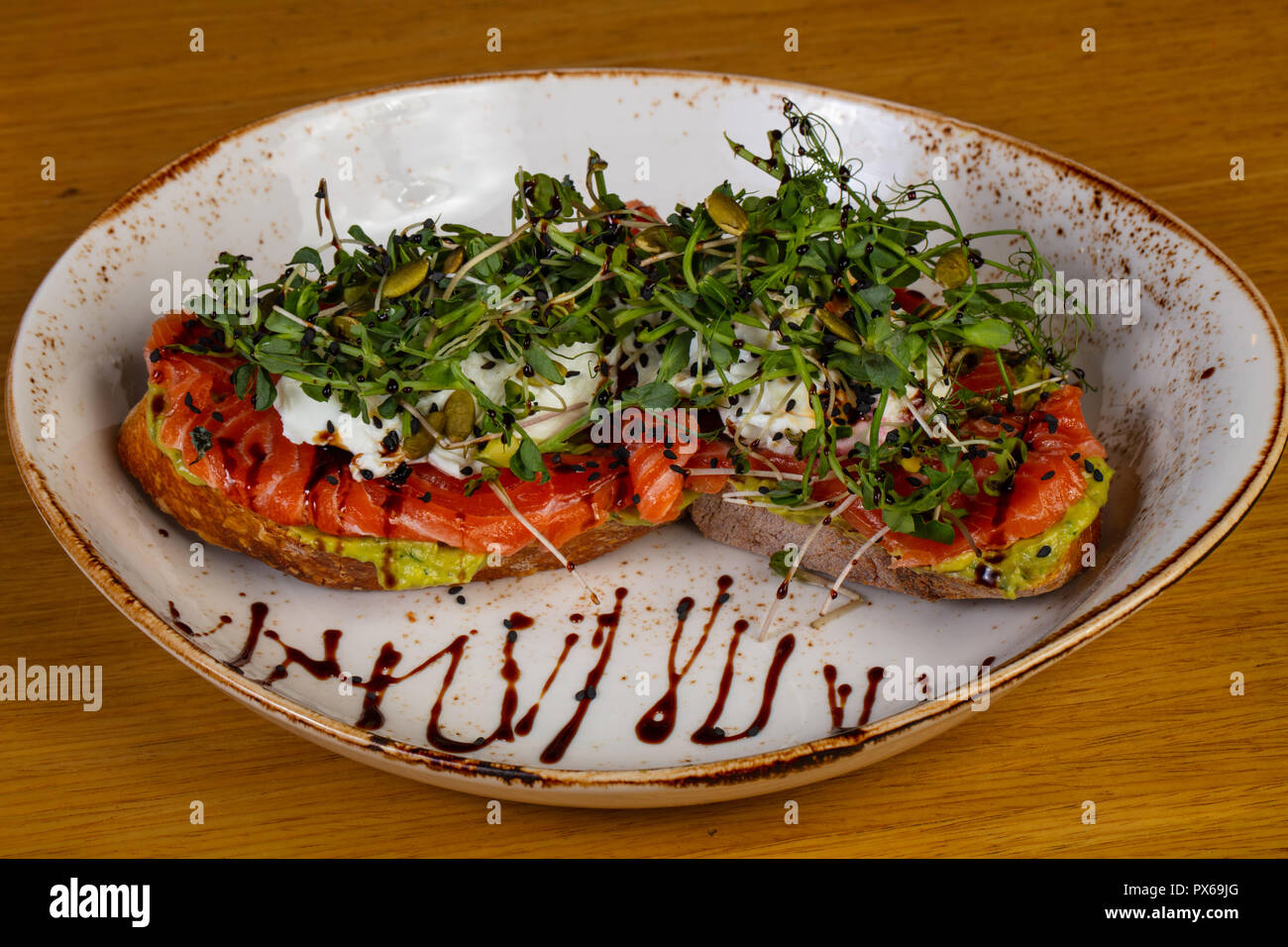 Vegetarische Bruschetta mit Lachs und Avocado Stockfoto