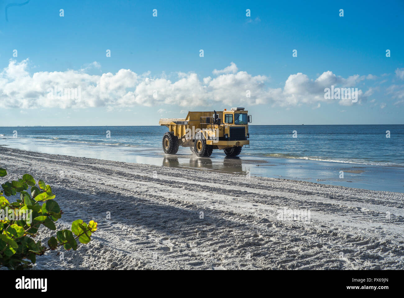 Redington Beach, Pinellas County, Florida, USA., Freitag, 19 Oktober, 2018, Strand Lagerauffüllung, Verteilung der neuen, Sand auf den Strand, vorland Stockfoto