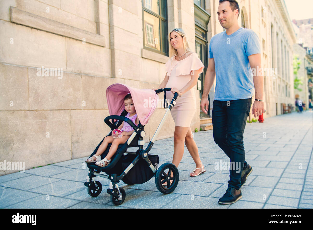 Eine Familie, die einen Spaziergang die Straße runter Stockfoto