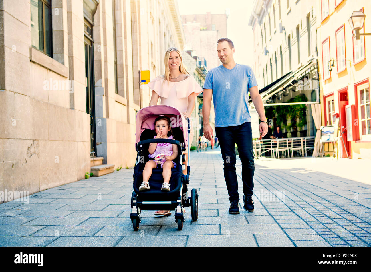 Eine Familie, die einen Spaziergang die Straße runter Stockfoto