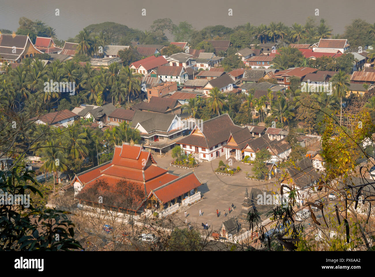 Tempel in der Altstadt von Luang Prabang, umgeben von Bäumen. Stockfoto