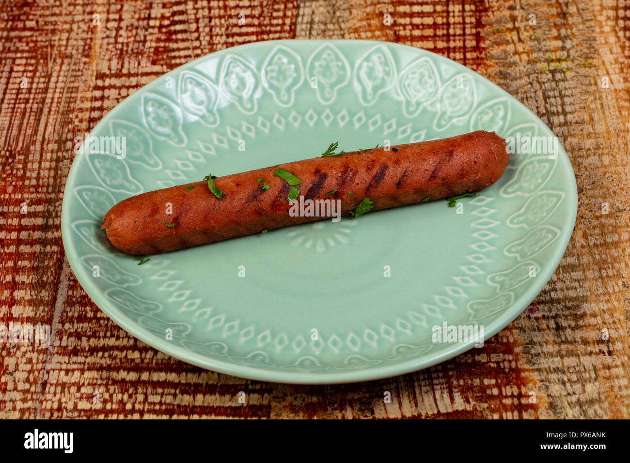 Vegane Wurst mit Kräutern in der Platte Stockfoto