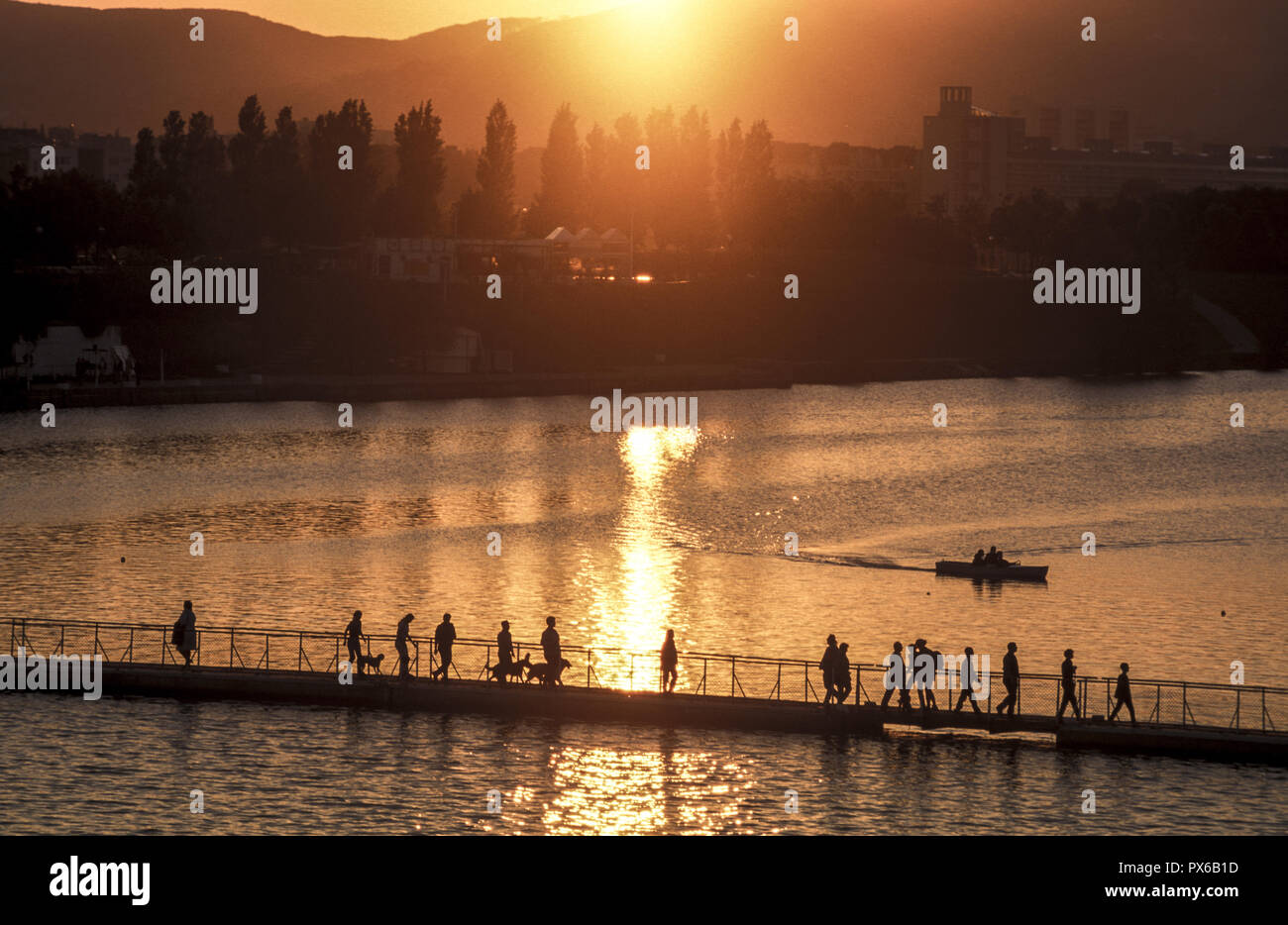 Danube Kreuzung, Sunset, Österreich, Wien, 22. Bezirk, Donauinsel Stockfoto