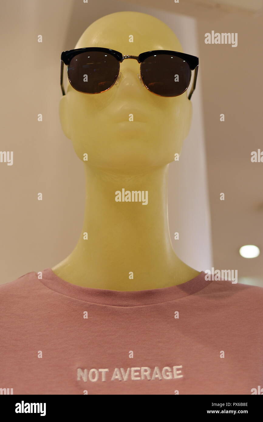 H&M mannequin Brillen und Shirt sagt 'nicht' Stockfoto