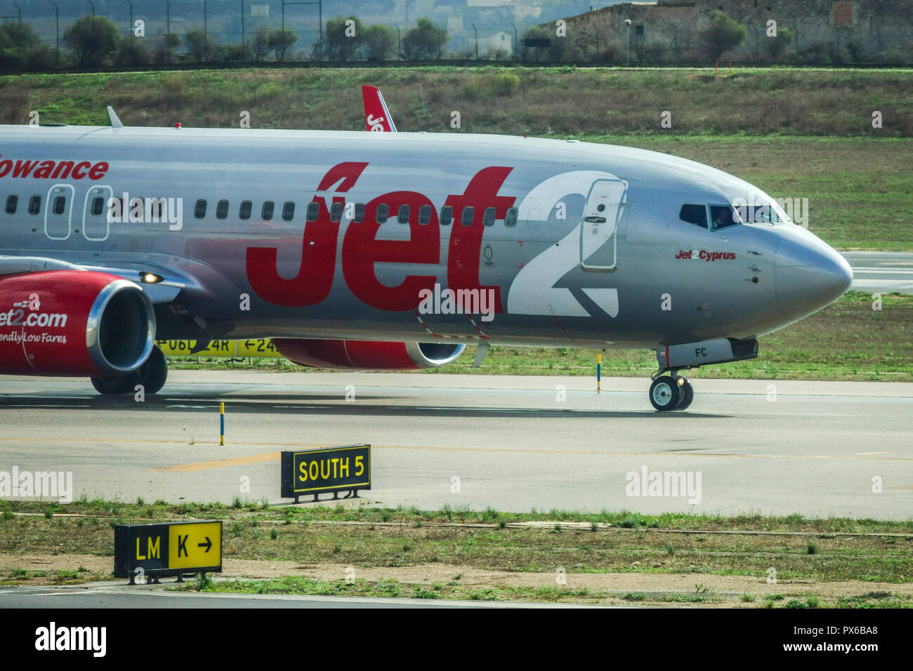 Jet2 Flugzeug auf der Landebahn, Palma de Mallorca, Spanien besteuern Stockfoto