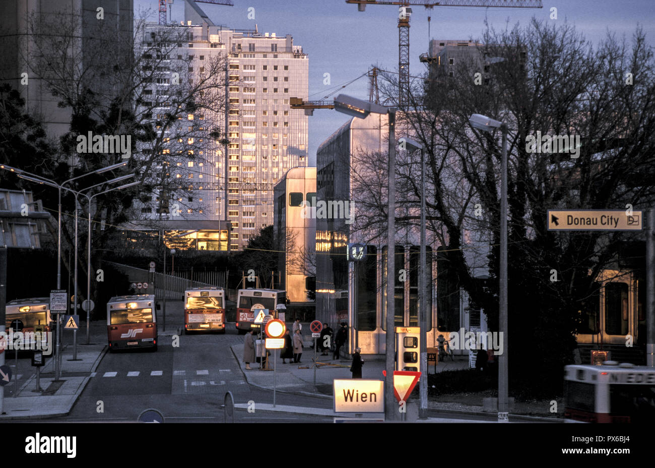 U-Bahnhof, Bushaltestelle, Österreich, Wien, 22. Bezirk, Donaucity Stockfoto