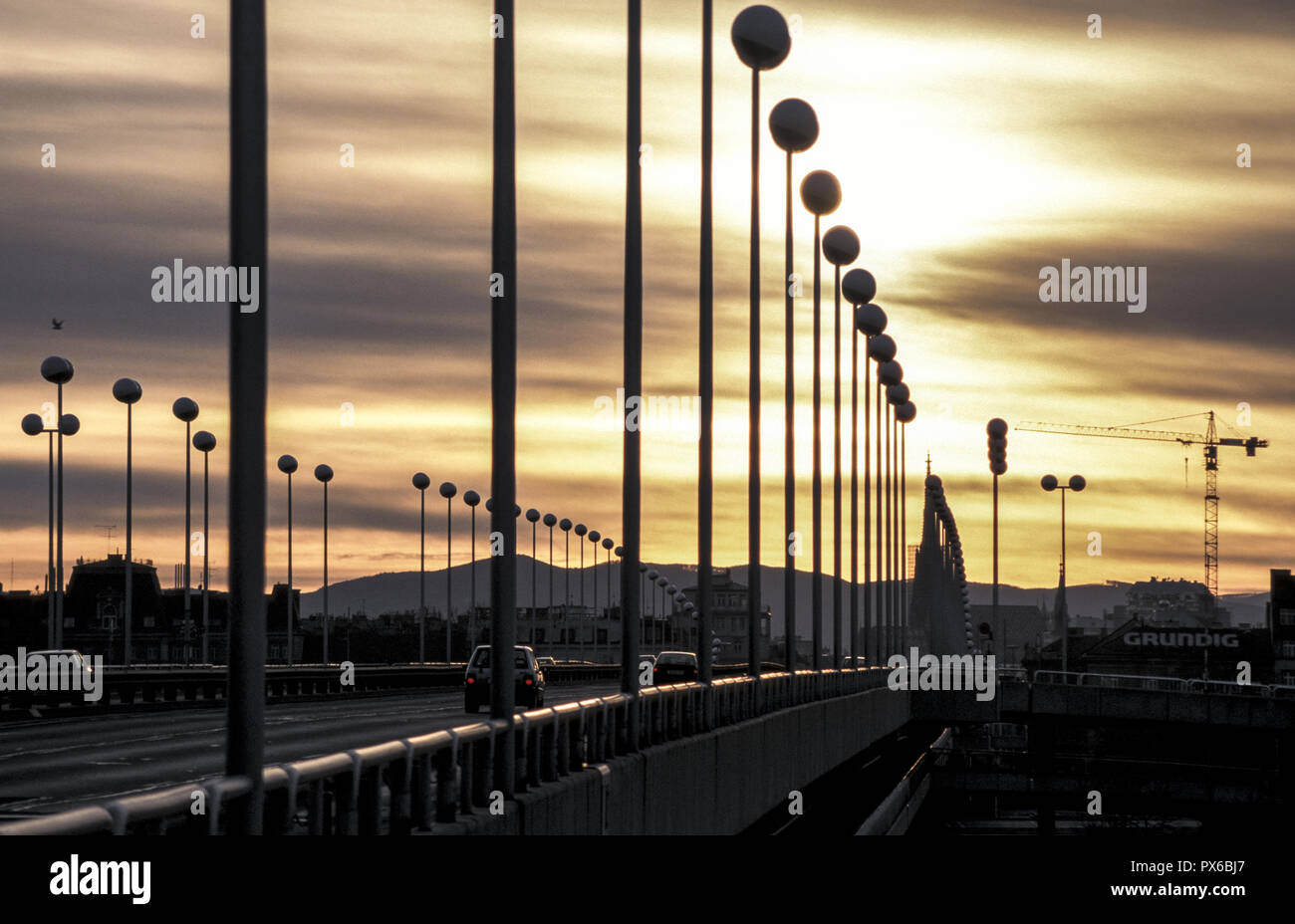 Bridge Reichsbrücke Wien, Sonnenuntergang, Österreich, Wien, 22. Bezirk, Donaucity Stockfoto