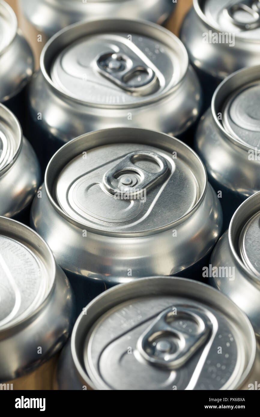 Glänzendes Silber Aluminium Getränkedosen in einer Gruppe Stockfoto