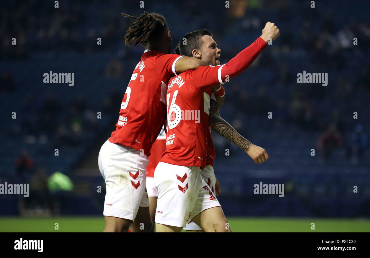 Middlesbrough der Muhamed Besic (versteckte) feiert zählenden erste Ziel seiner Seite des Spiels mit Jonathan Howson (rechts) und Ryan Shotton während der Sky Bet Championship Match in Hillsborough, Sheffield. Stockfoto