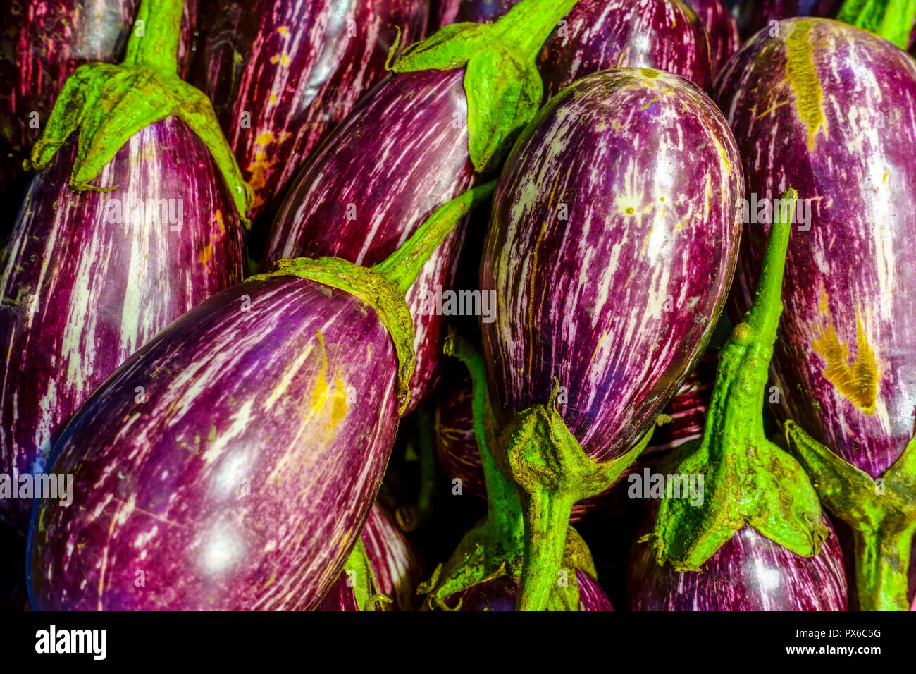 Auberginen Auberginen auf dem Gemüsemarkt, Palma de Mallorca Stockfoto
