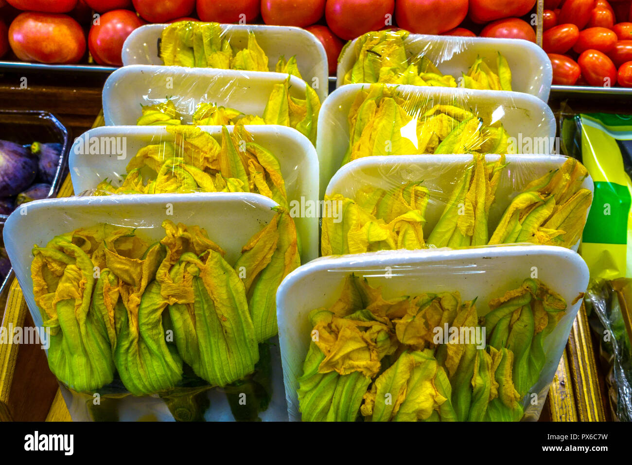 Essbare Kürbis Zucchini Blumen aus Kunststoff zum Verkauf auf dem Gemüsemarkt, Palma de Mallorca, Spanien essbare Blumen Stockfoto
