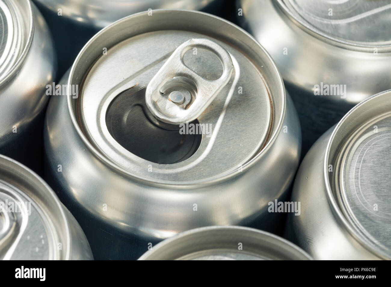 Glänzendes Silber Aluminium Getränkedosen in einer Gruppe Stockfoto