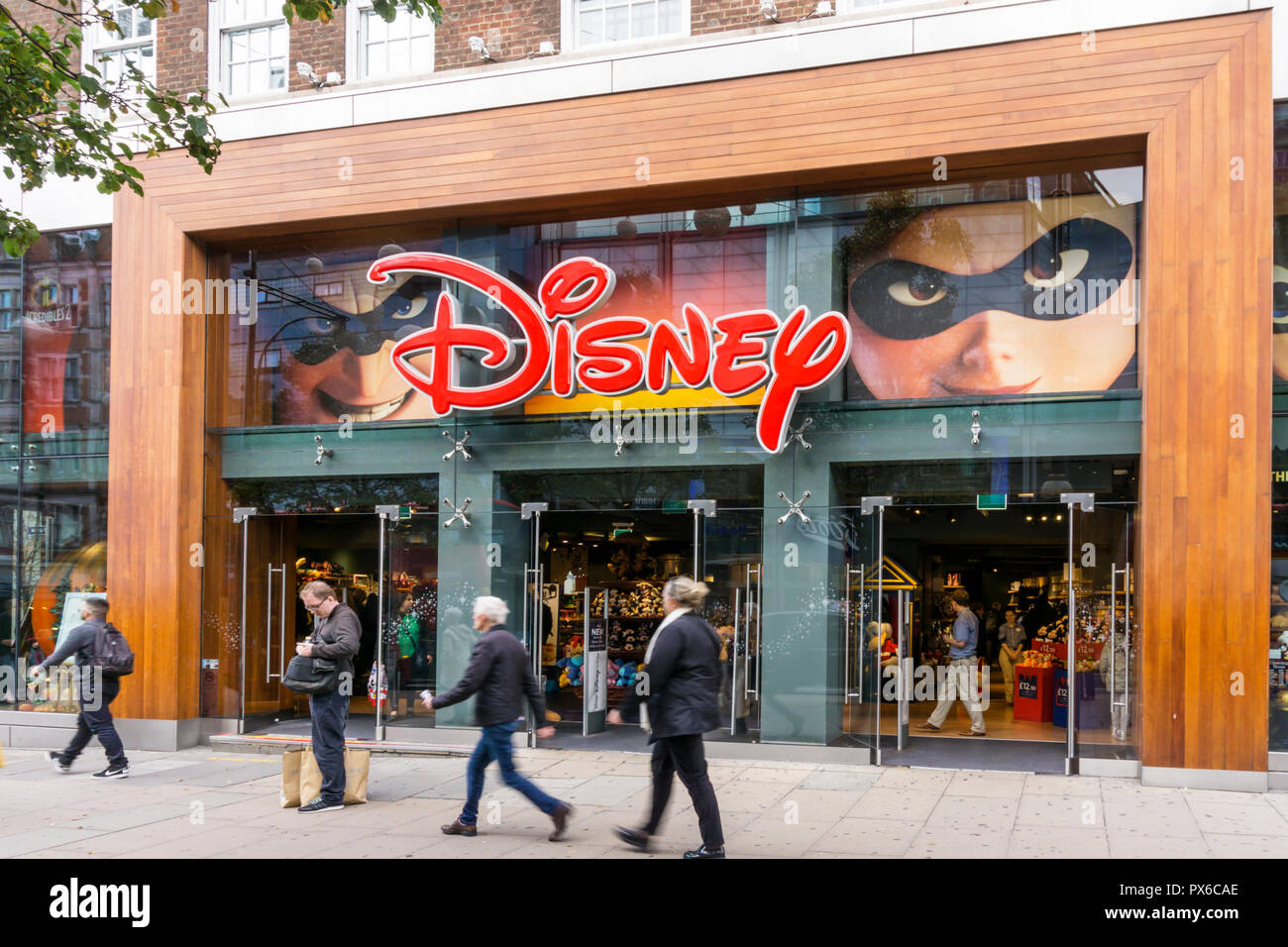 Disney Store verkauft nur Disney verwandte Artikel. Gezeigt ist Shop in der Oxford Street, London. Stockfoto