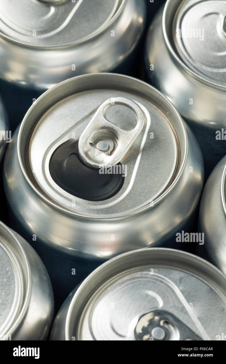 Glänzendes Silber Aluminium Getränkedosen in einer Gruppe Stockfoto