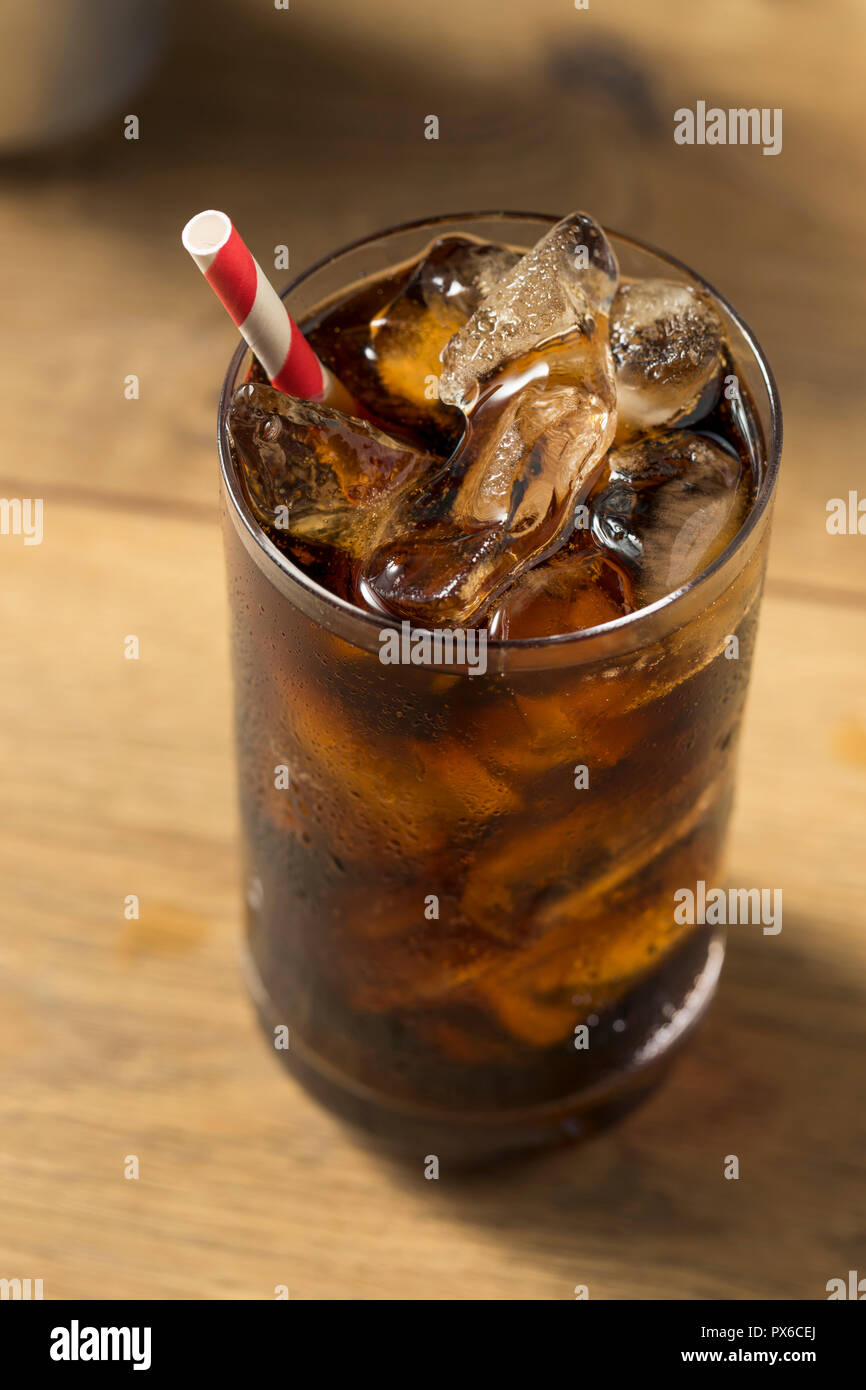 Sprudelnde Erfrischung dunklen Soda mit Eis in ein Glas Stockfoto
