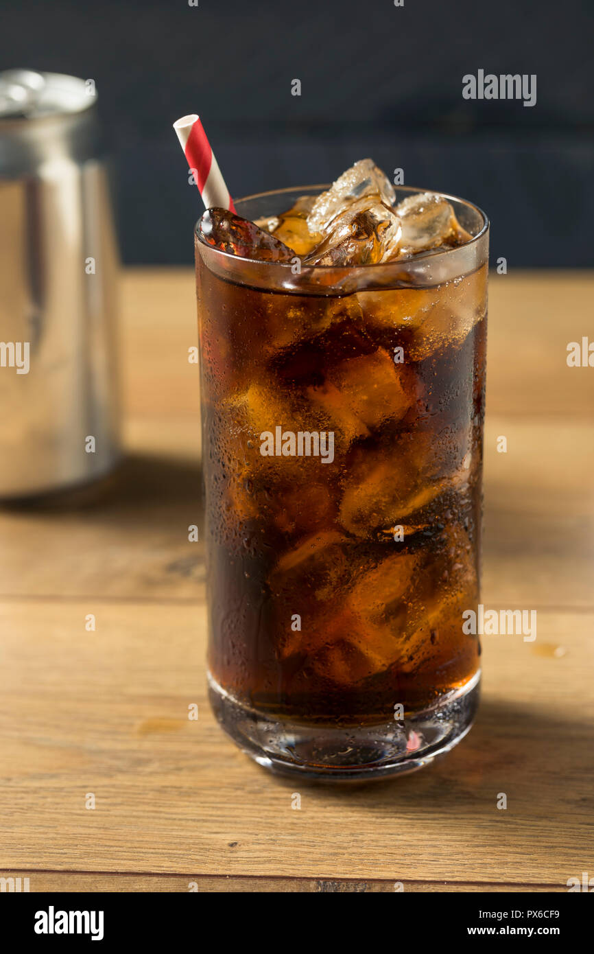 Sprudelnde Erfrischung dunklen Soda mit Eis in ein Glas Stockfoto