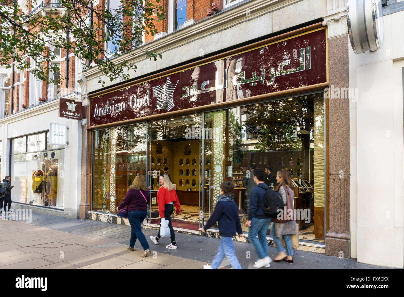 Arabische Oud Parfüm Shop in der Oxford Street, London. Stockfoto