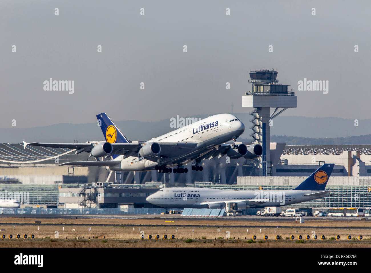 Flughafen Frankfurt/Main, FRA, Fraport, Air Traffic Control Tower, Lufthansa Boeing 747 auf Taxi weg, Lufthansa Airbus A380 am take-off Stockfoto