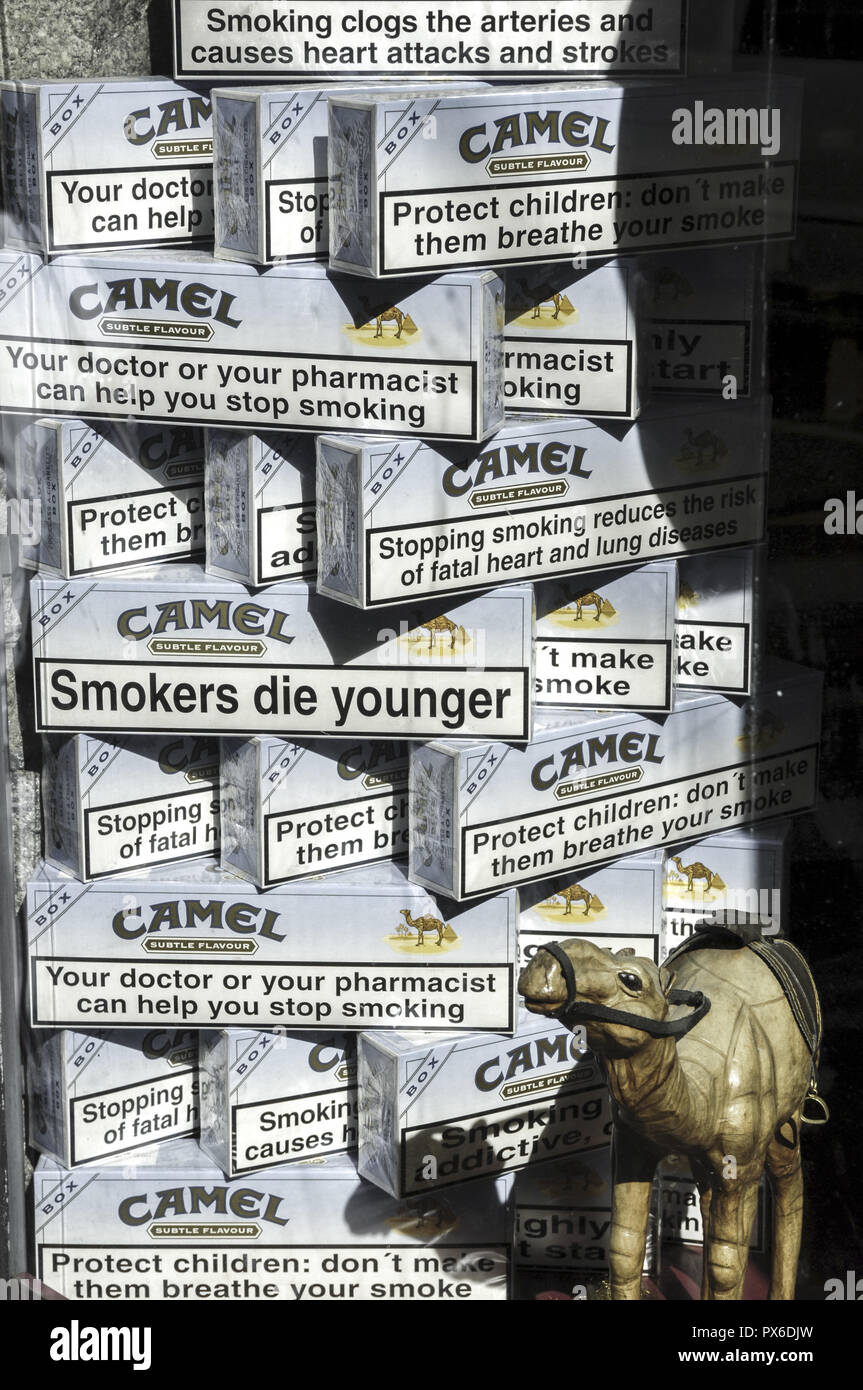 Packung mit Stangen Zigaretten, Marke Camel Stockfotografie - Alamy
