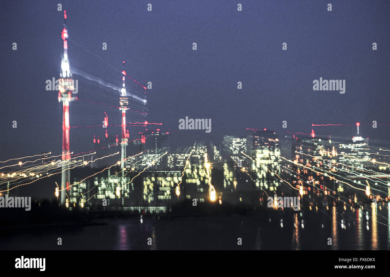 Donau, Stadt bei Nacht, Österreich, Wien, 22. Bezirk, Donaucity Stockfoto