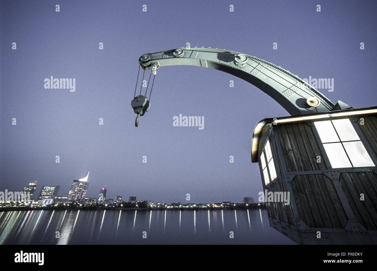 Donau, Stadt bei Nacht, Österreich, Wien, 22. Bezirk, Donaucity Stockfoto