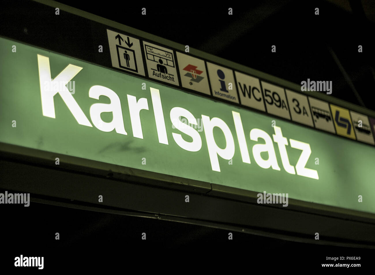 Wien, U-Bahnhof Karlsplatz, U-Schild, Österreich, der Verkehr, die U-Bahn Karlsplatz Stockfoto