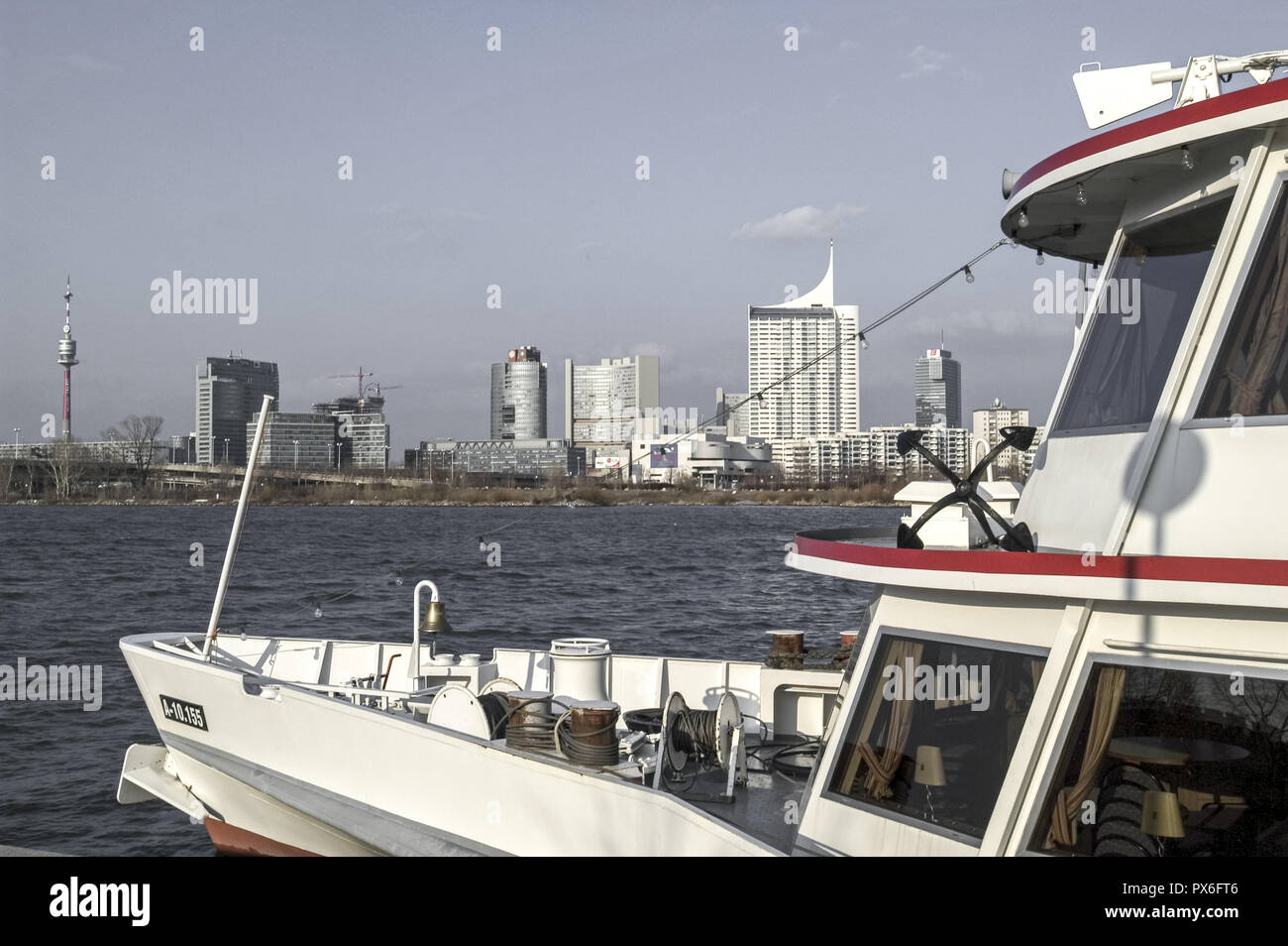 Donau City in Wien, Blue Danube, Schiff, Österreich, Wien, 22. Bezirk, Donaucity Stockfoto