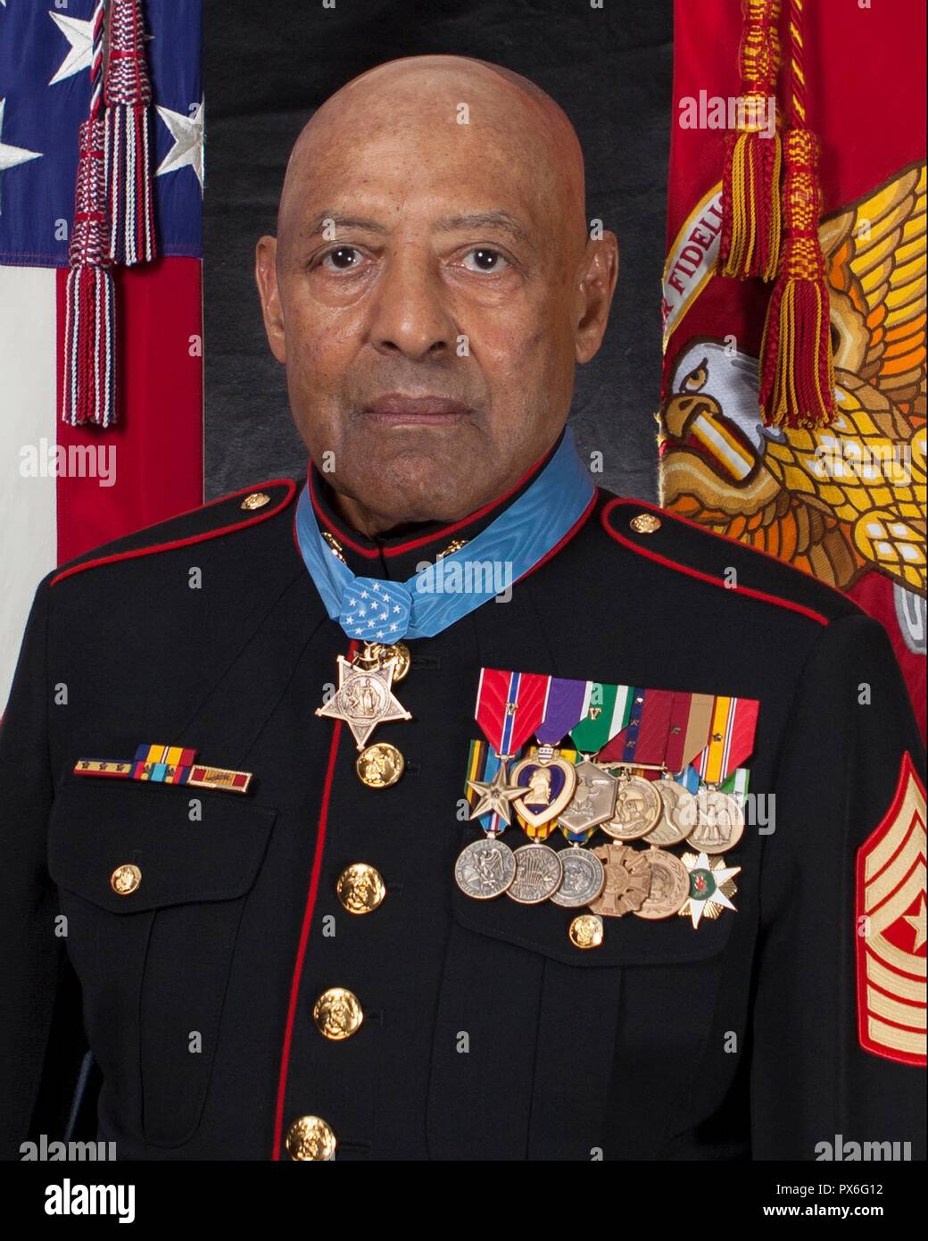 Ehrenmedaille Empfänger pensionierter US Marine Sgt. Maj. John canley wirft mit seiner Medaille für seine offizielle Portrait im Pentagon Oktober 18, 2018 in Washington, DC. Die Nationen Canley erhielt höchste Ehre für Aktionen, die während der Schlacht um Hue in der Vietnam Krieg. Stockfoto