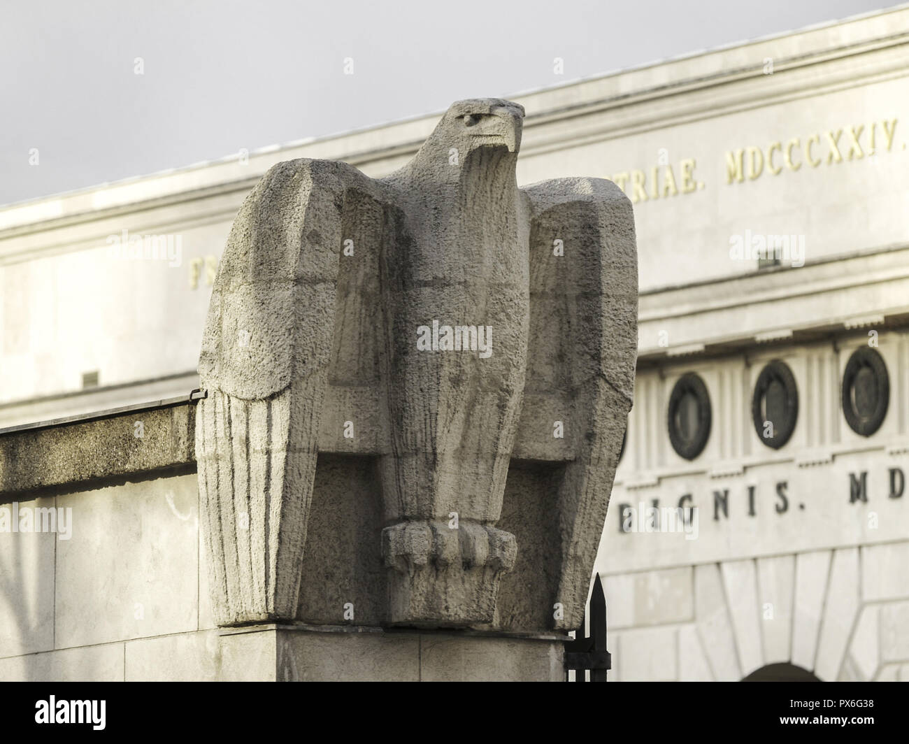 Skulptur Adler vor dem Burgtor, Österreich, Wien, 1. Bezirk, Heldenplatz  Stockfotografie - Alamy