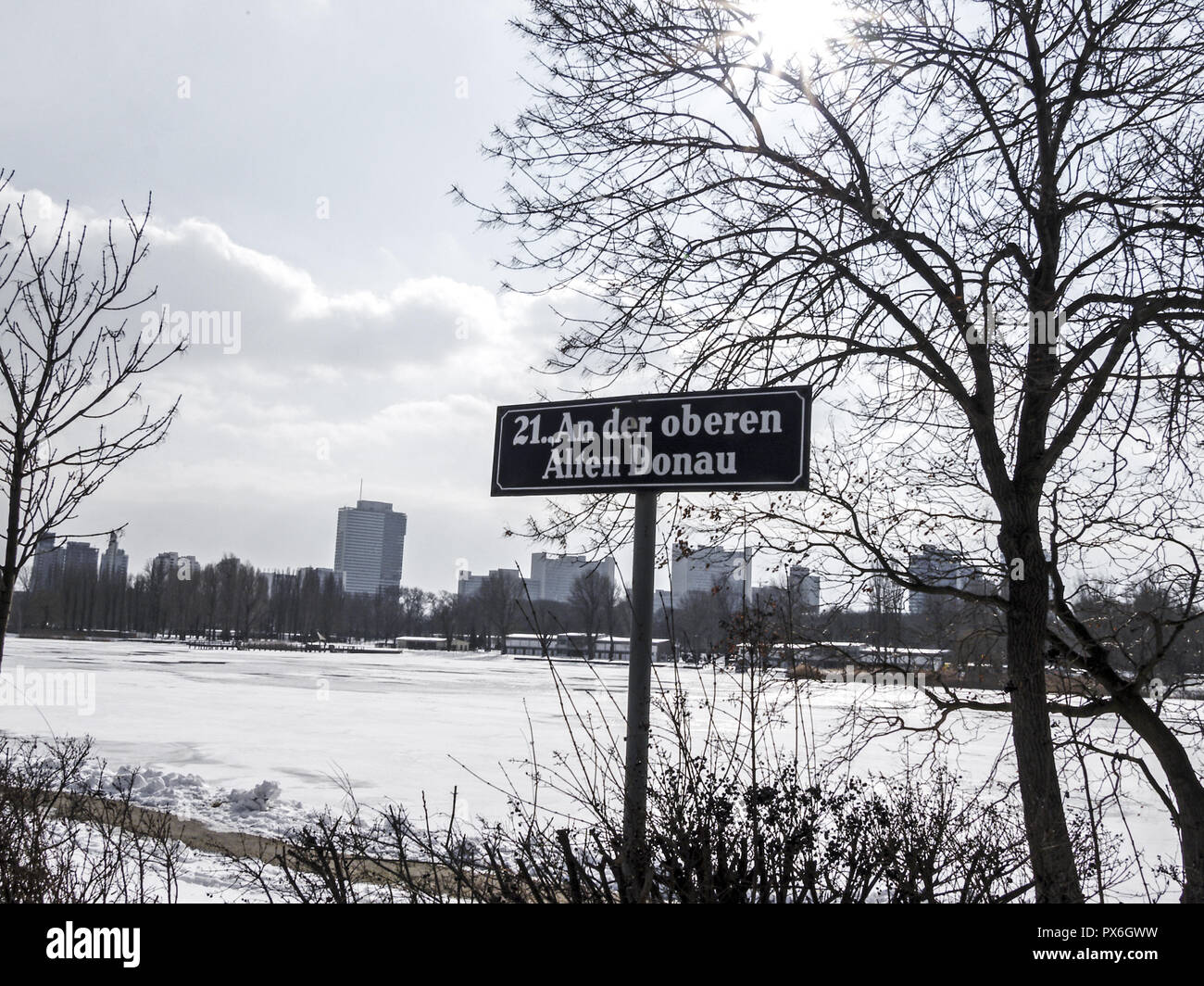 Strassenschild Obere Alte Donau Blick Auf Wien Im Winter Osterreich Wien 22 Bezirk Alte Donau Stockfotografie Alamy