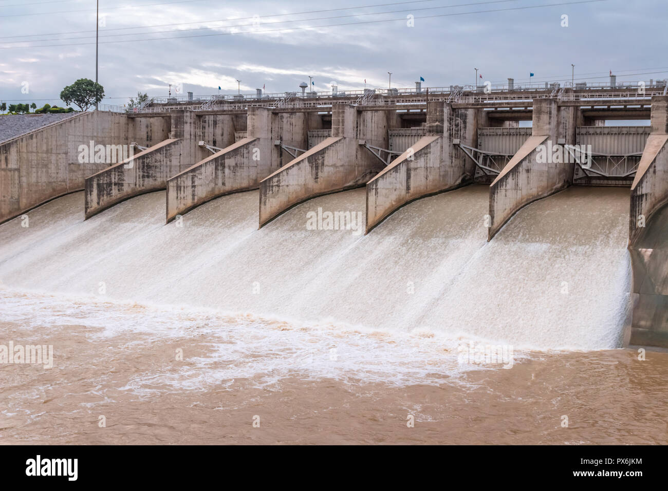 Schleuse des Dammes, der offen ist, ablaufen, Lage Pa Sak Jolasid Dam, Lop Buri, Thailand Stockfoto