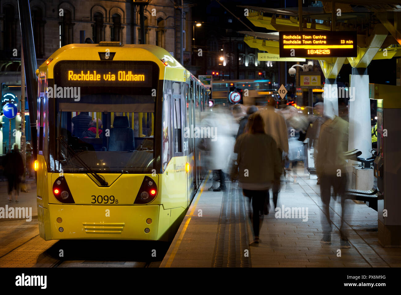 Ein Metrolink tram gebunden für Rochdale über Oldham kommt an der Echange quadratischen Anschlag im Stadtzentrum von Manchester, UK. Stockfoto