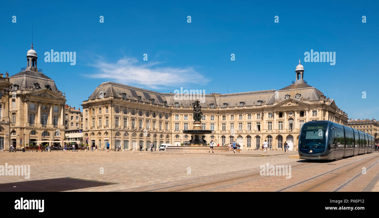 Place de la Bourse, Bordeaux, Frankreich, Europa mit modernen Straßenbahn Stockfoto
