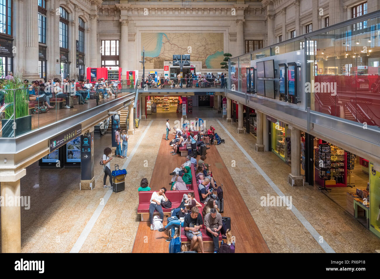 Passagiere im Inneren des Gare de Bordeaux-Saint-Jean der Hauptbahnhof in Bordeaux, Frankreich, Europa warten Stockfoto