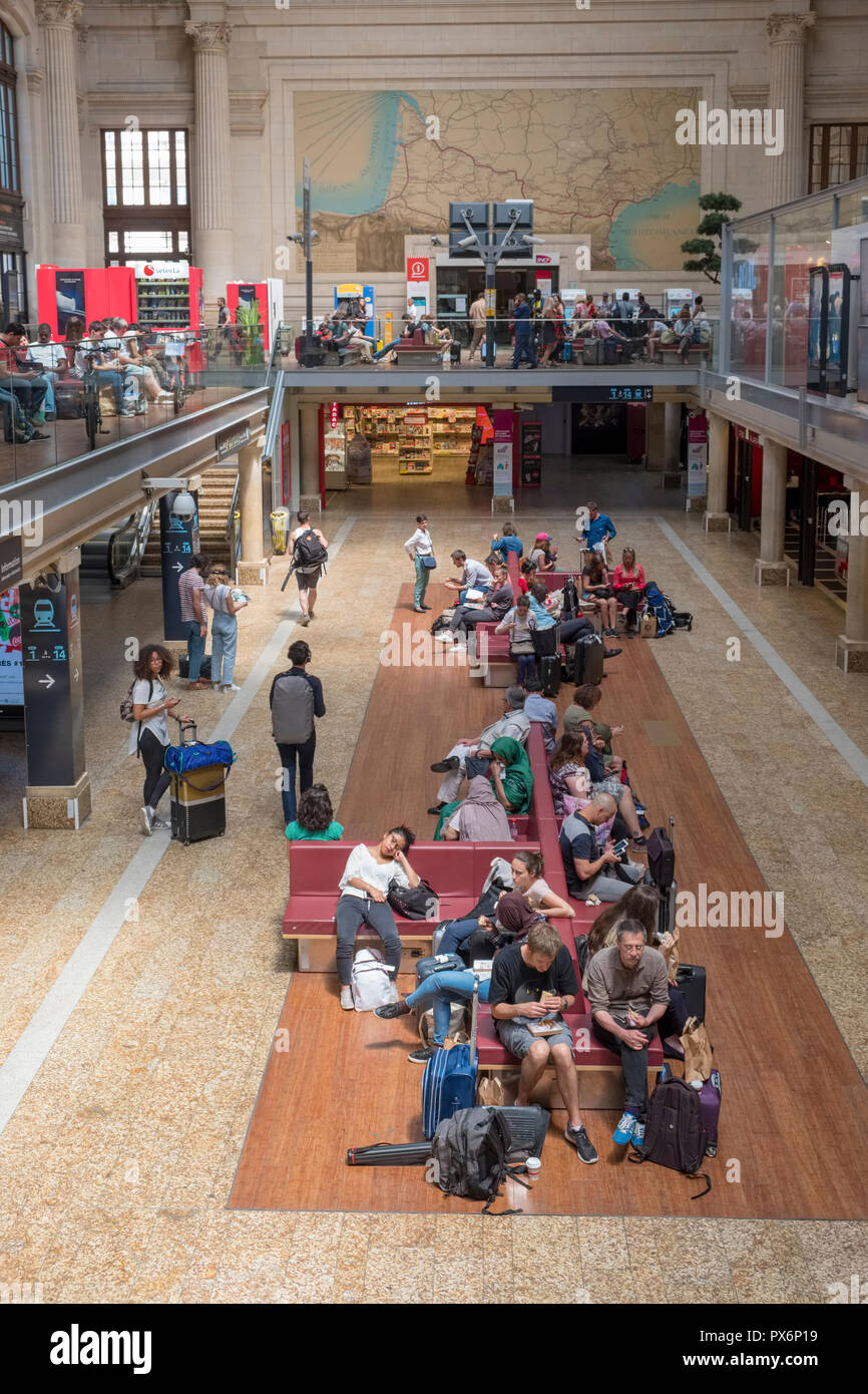 Passagiere im Inneren des Gare de Bordeaux-Saint-Jean der Hauptbahnhof in Bordeaux, Frankreich, Europa warten Stockfoto