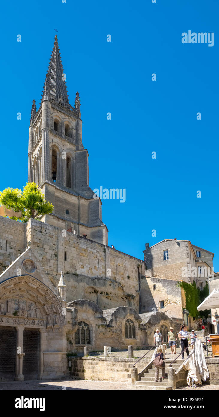 Die Kirche und Glockenturm in St Emilion, Frankreich, Europa Stockfoto
