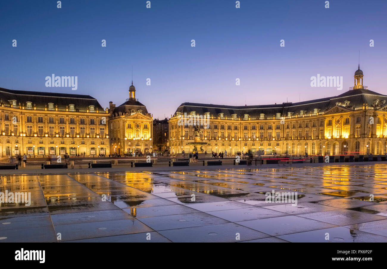 Place de la Bourse, Bordeaux, Frankreich, Europa bei Nacht Stockfoto