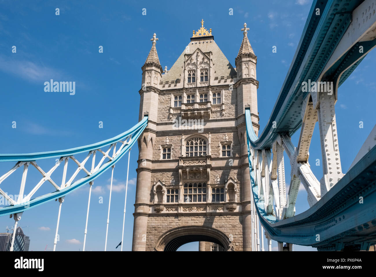 In der Nähe von Low Angle View der Tower Bridge, London, England, Großbritannien Stockfoto