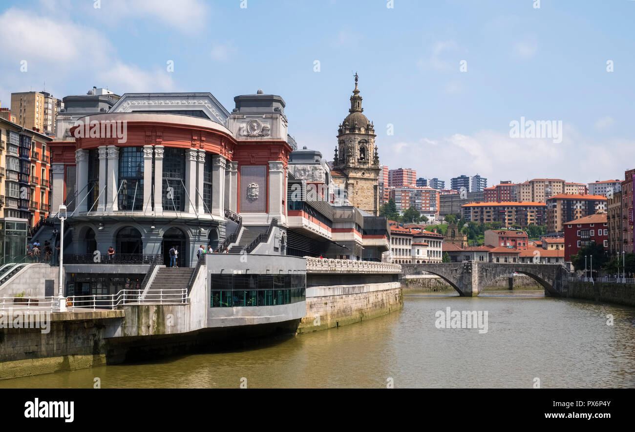Bilbao, Spanien - Außenansicht des Mercado de la Ribera entlang des Nervion Stockfoto