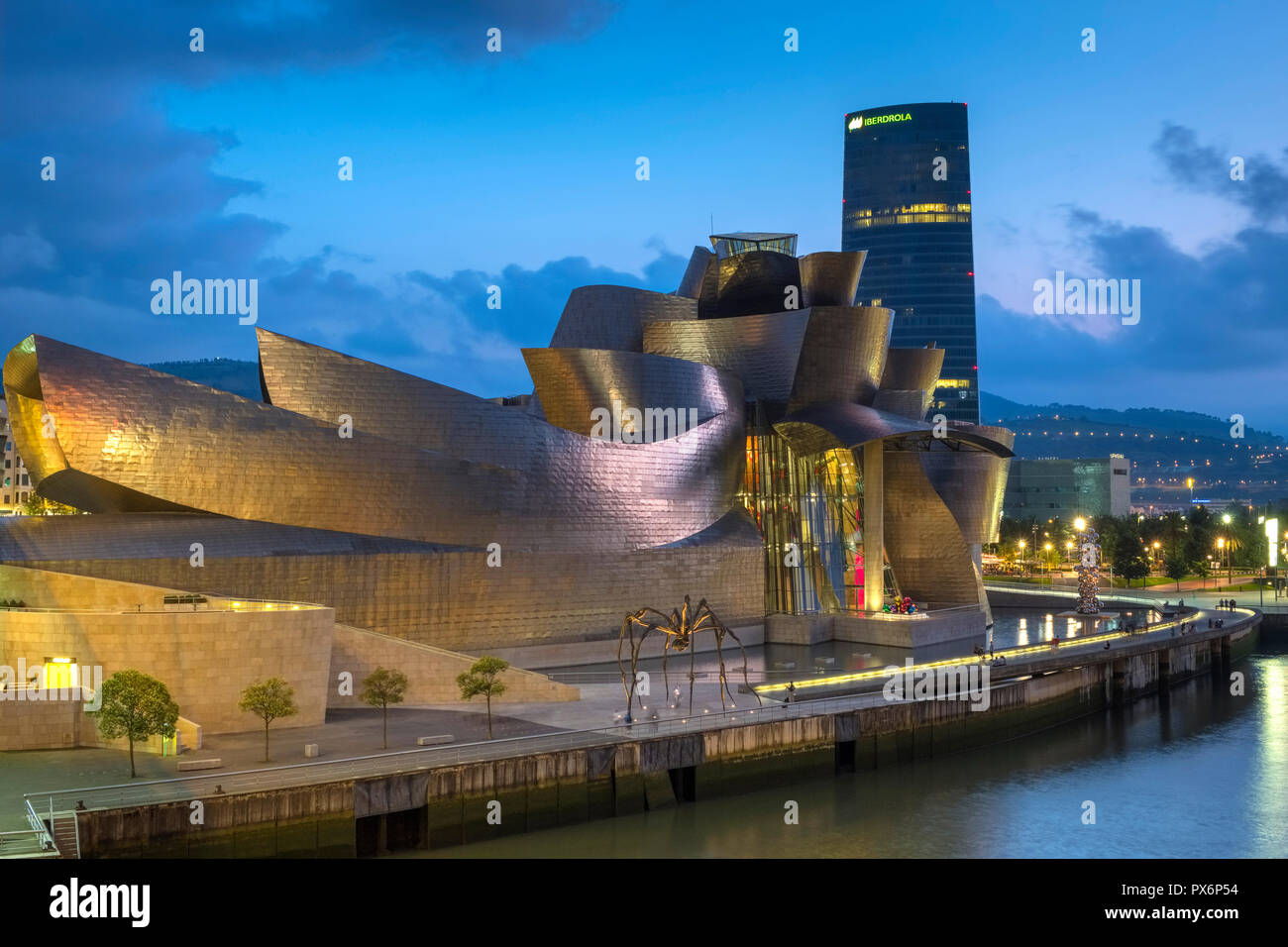 Guggenheim-Museum und Maman-Spinnenkunst, Bilbao, Spanien, Europa bei Nacht Stockfoto