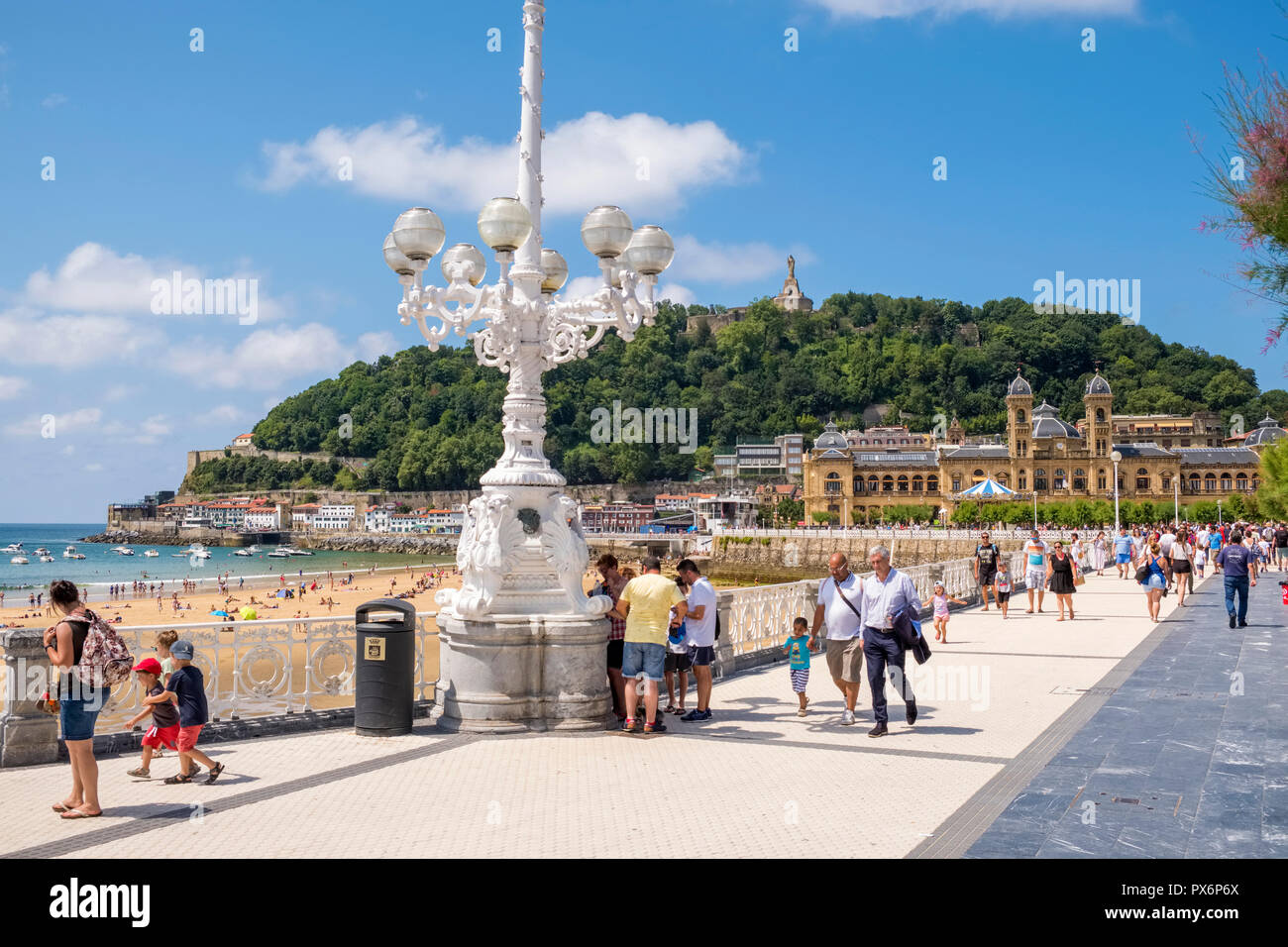 Touristen auf die Promenade an der Bucht von La Concha, San Sebastian, Donostia, Baskenland, Spanien, Europa Stockfoto