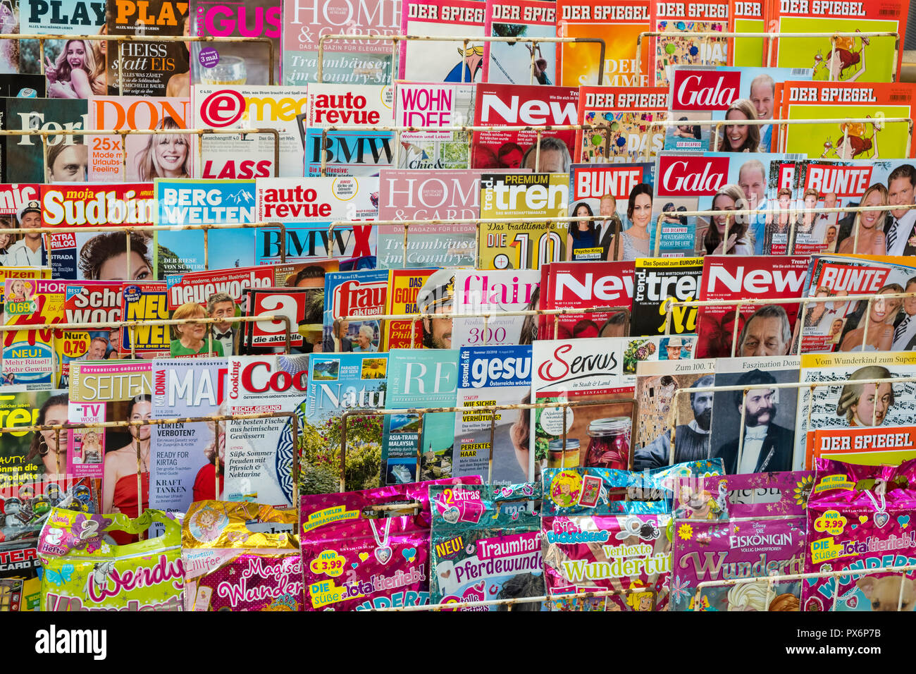 Internationale Magazine in einem Rack für den Verkauf in Wien, Österreich, Europa Stockfoto